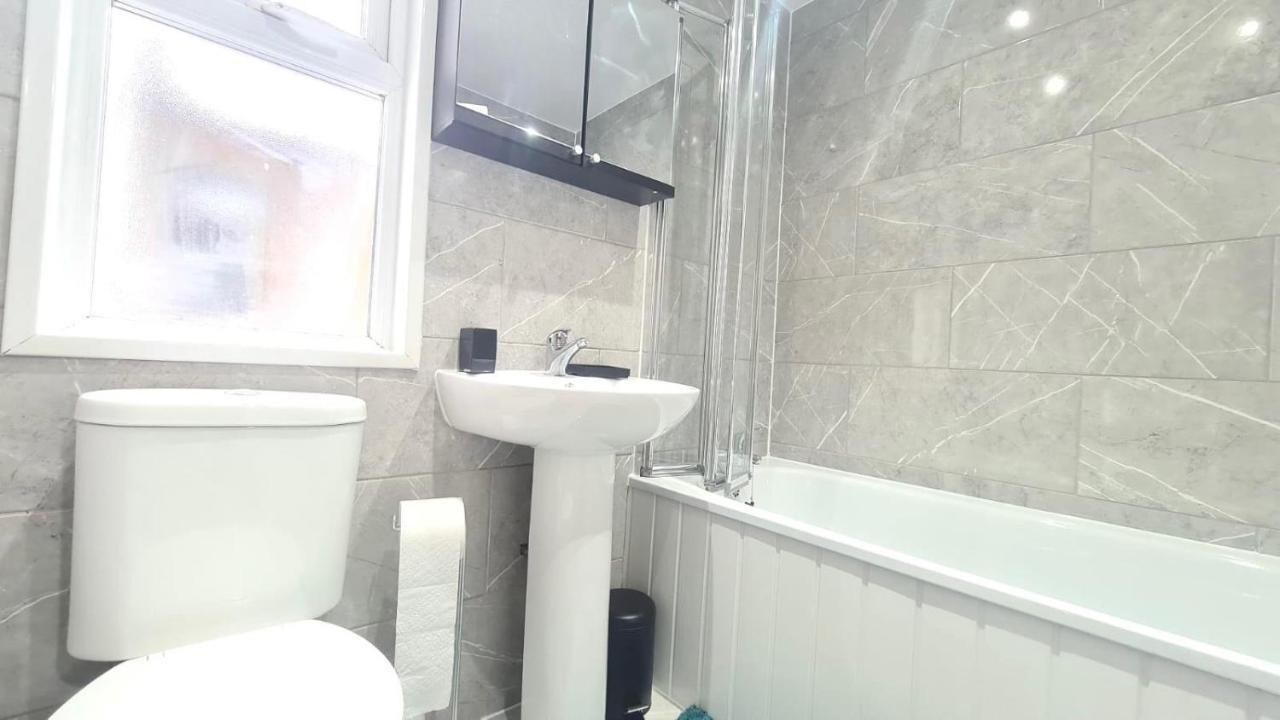 Cosy Room In Manor Park 런던 외부 사진